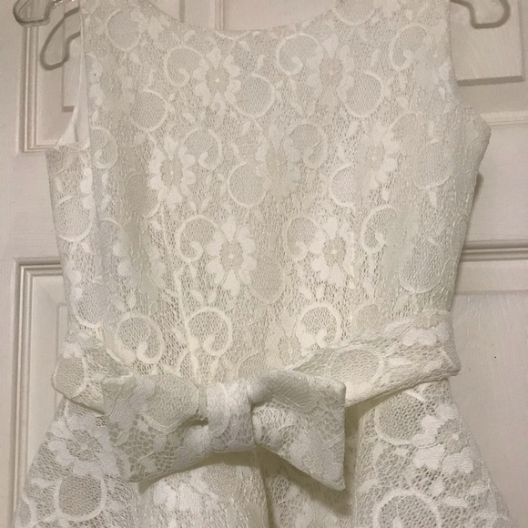 Beautiful white lace Dress - Picture 6 of 16